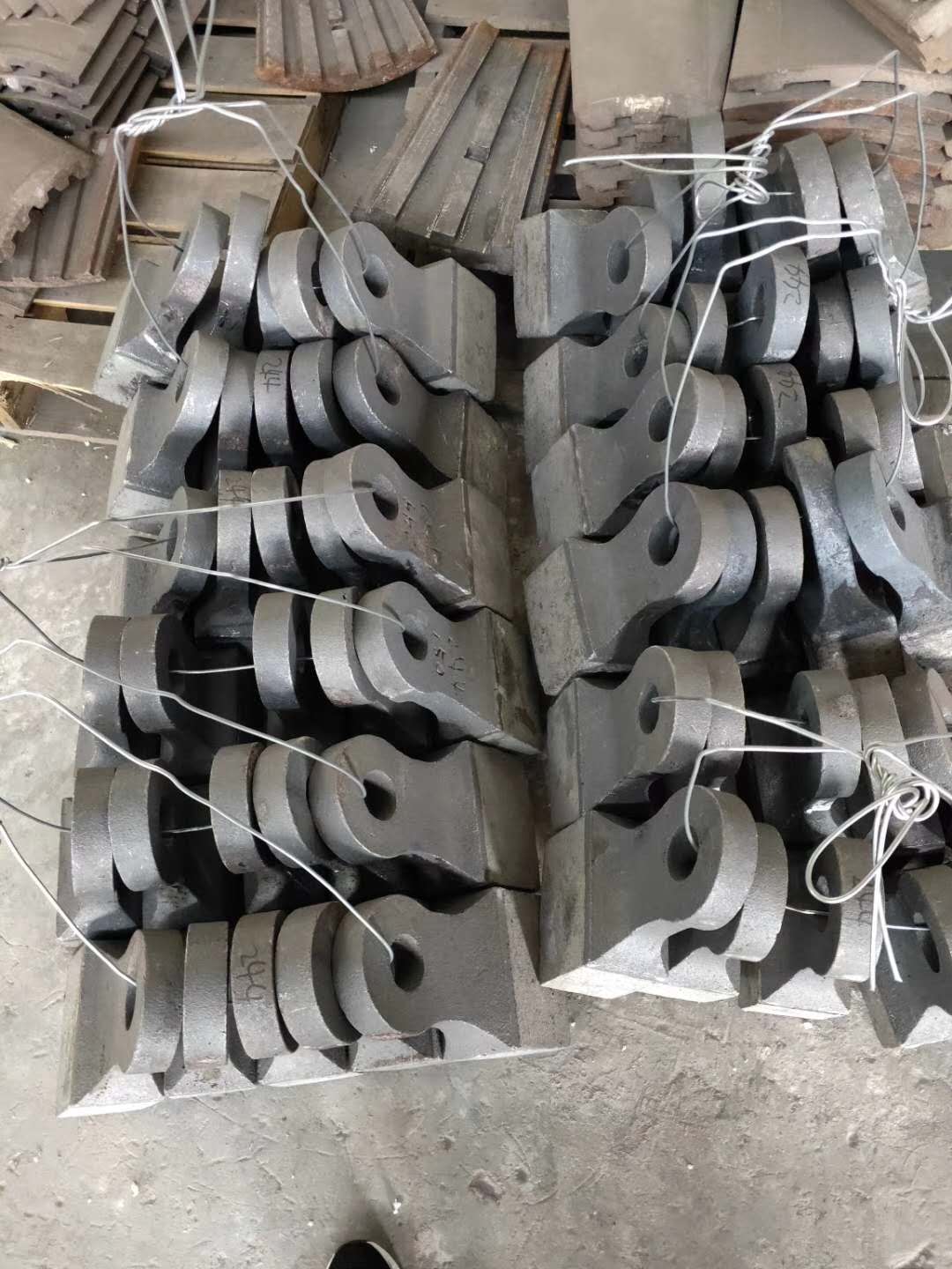 破碎機(jī)錘頭耐磨制砂榔頭錳鋼錘子高鉻合金鑄造粉碎板錘熱復(fù)合甩錘